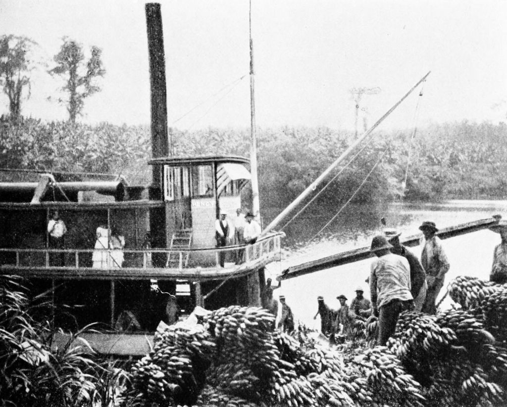 Cargando bananas en una plantación de Nicaragua a finales del siglo XIX (tal vez 1894).