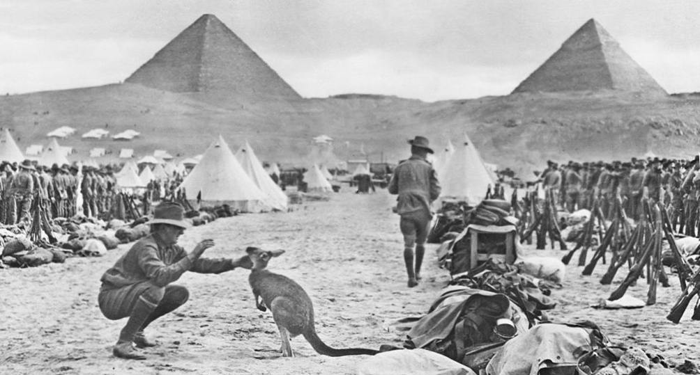Año 1914. Un soldado australiano juega, frente a la Gran Pirámide de Guiza, con la mascota de su regimiento: un canguro.
