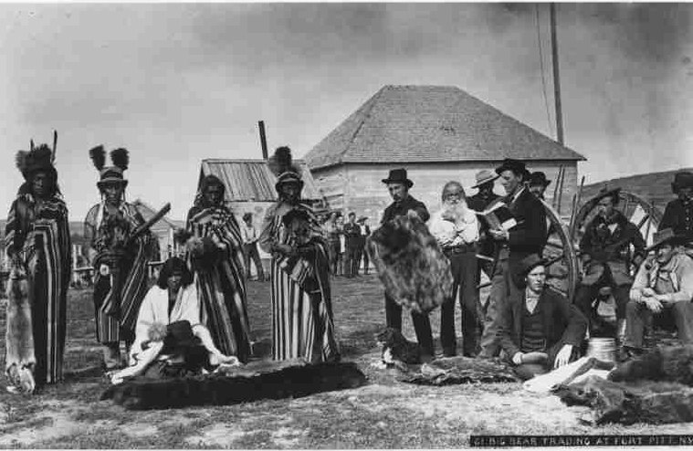 Nativos y colonos intercambian pieles a cambio de otros artículos en Fort Pitt. Fundado en 1830, Fort Pitt fue uno de los puestos comerciales principales de la Compañía de la Bahía de Hudson, ubicado a orillas del Río Saskatchewan Norte. Año: 1884